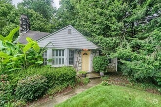 Building Photo - 664 Courtenay Dr NE