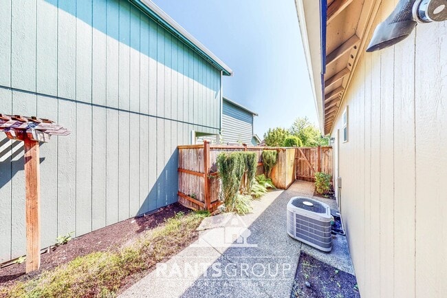 Building Photo - Well-Maintained 2-Bed / 2-Bath Home with A...