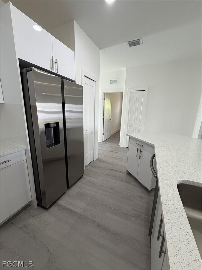 Building Photo - 723 Ivan Ave S