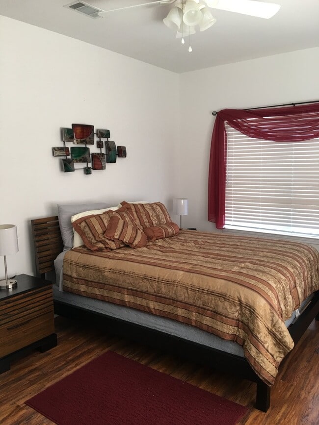 Building Photo - Great 3/2 Fully Furnished-TDY Welcome!!