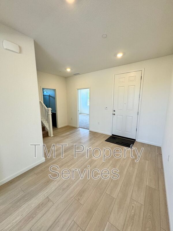 Building Photo - 1372 Redford Wy