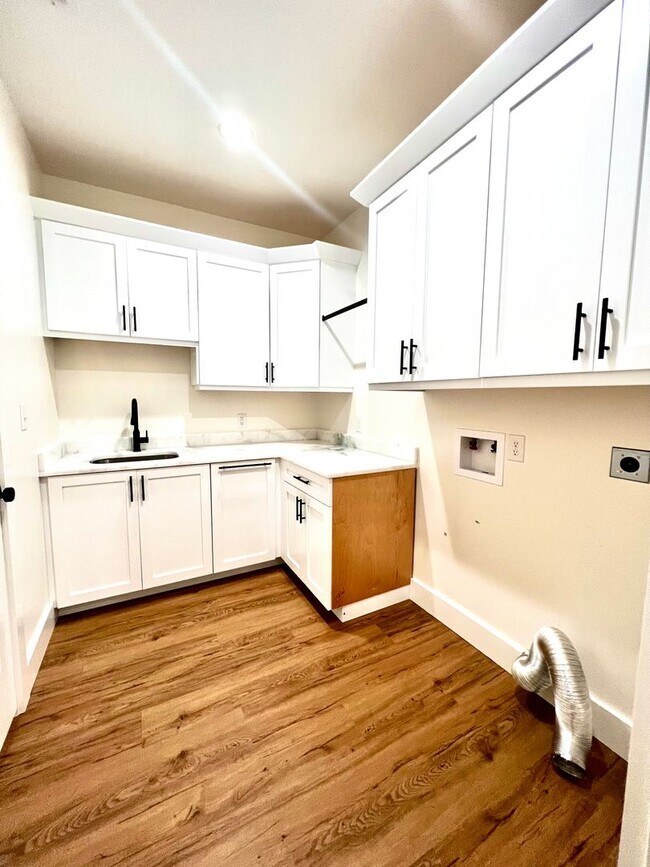 Building Photo - Gorgeous Modern Home In Village Glen