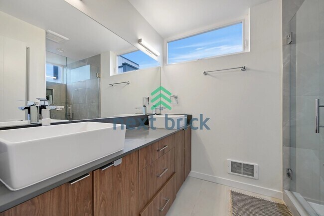 Building Photo - 2 BED & 2 BATH TOWNHOUSE FOR RENT