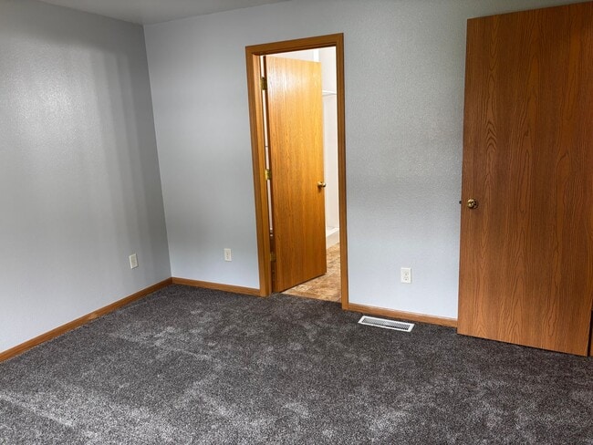 Building Photo - 1008