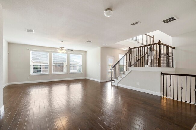 Building Photo - 2640 Venice Dr