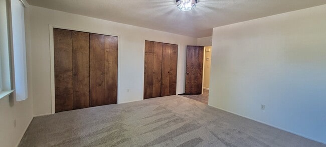 Building Photo - Newly Updated 3 Bdrm 2 Bath House Near Schools and Shopping, Corner of Shasta Pines and Mistletoe
