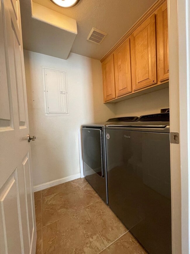 Building Photo - Dublin Ranch Village 2 bd / 2.5 bath