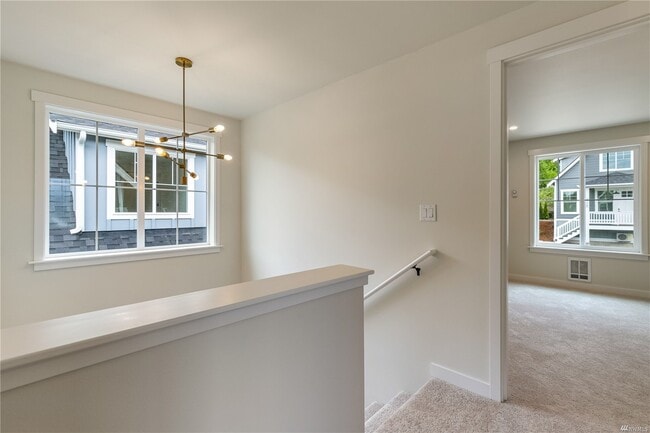 Building Photo - 3226 E Sunset Dr