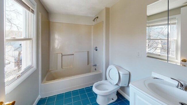 Building Photo - 2-bed Top Floor w/2-bath + Parking*$