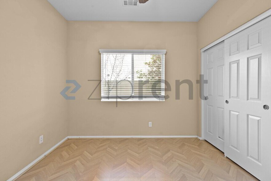 Building Photo - 2455 Silver Sunrise Ln