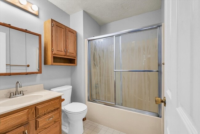 Building Photo - Luxurious & Expansive Duplex in Prime East Bloomington – Your Next Home Awaits!