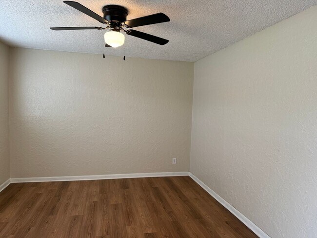 Building Photo - Welcome to this charming 3 bedroom, 2 bath...