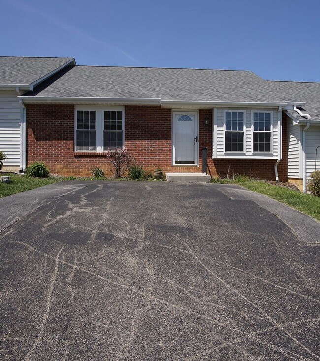 PetFriendly 2 Bed / 2 Bath SingleStory 165 Darci Dr SE