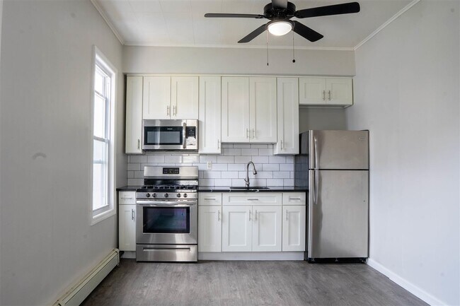 Primary Photo - 426 13th St