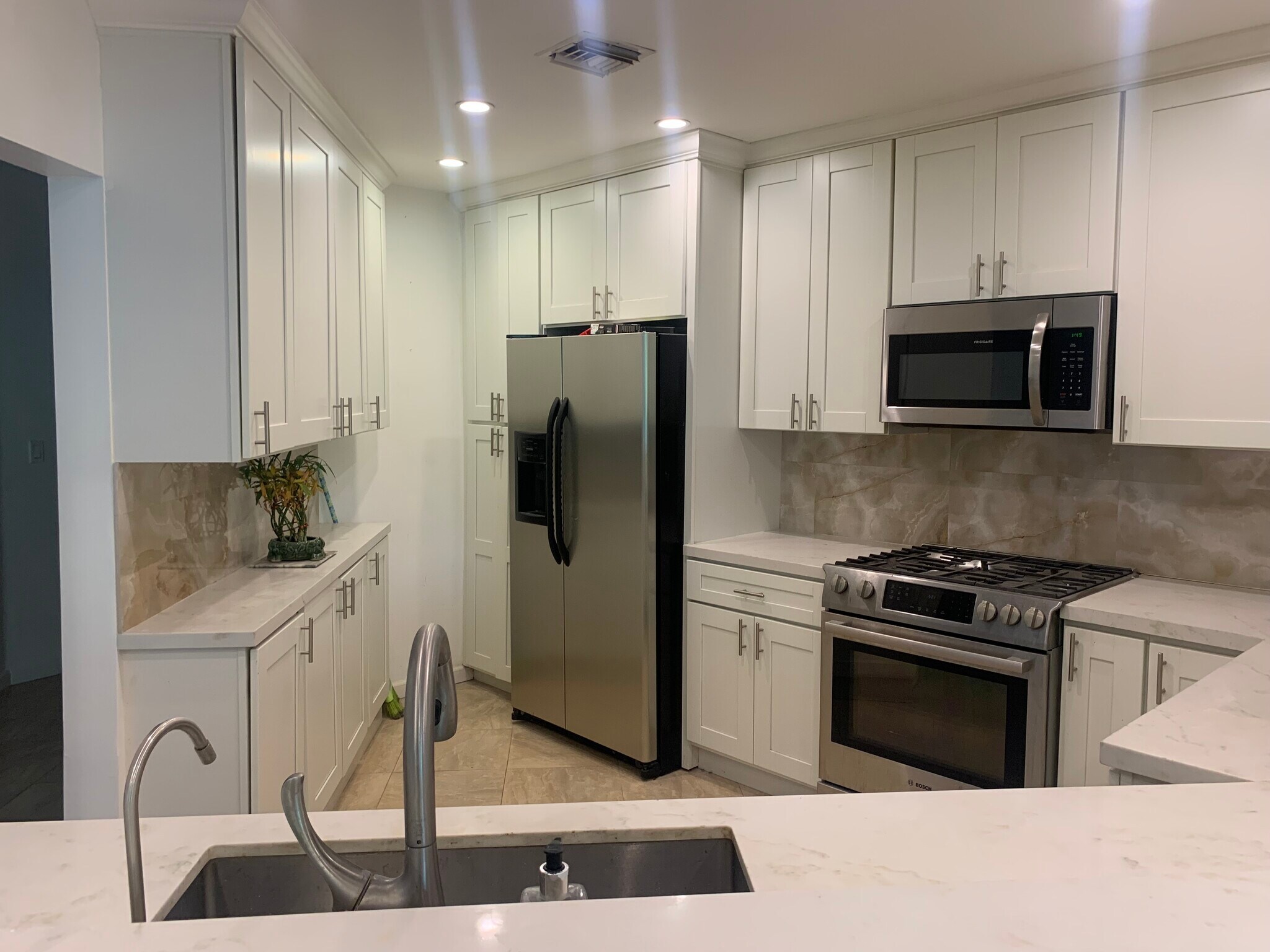 Building Photo - 458 N Oakhurst Dr