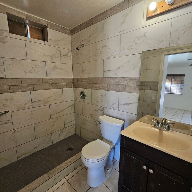 Building Photo - 3 bedroom/2 bath home for Rent