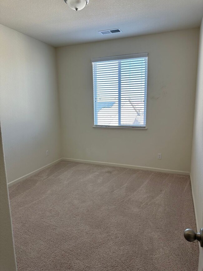 Building Photo - Beautiful Northside Los Banos Rental