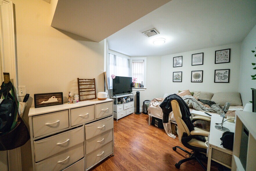 Building Photo - 719 Parker St