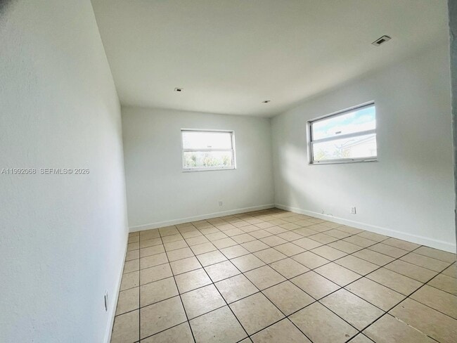 Building Photo - 608 SW 16th Ave