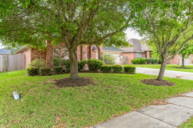 Building Photo - 3005 Gardencrest Ln