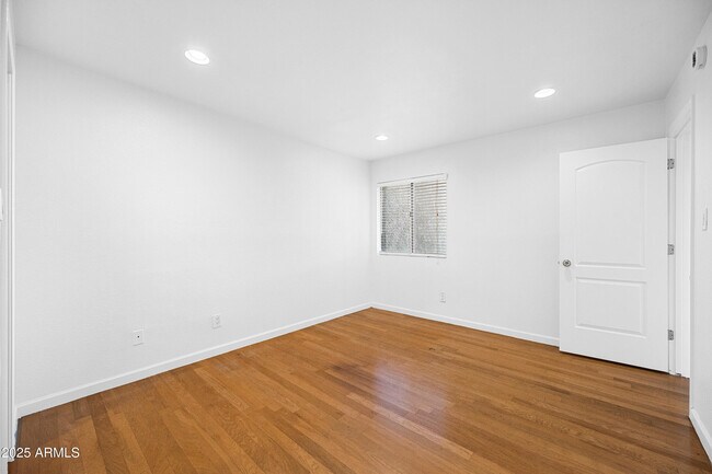 Building Photo - 4410 N Longview Ave