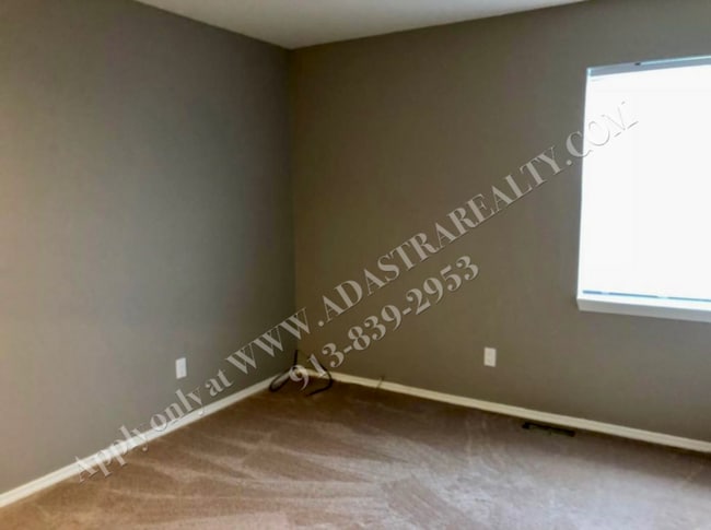 Building Photo - Beautiful 3 Bedroom Duplex in Olathe-Available NOW!!