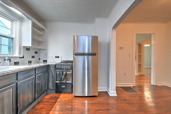 Building Photo - 608 Forest St