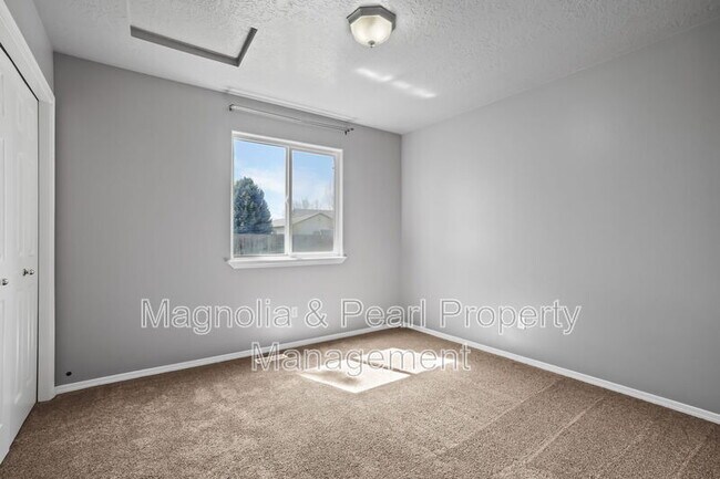 Building Photo - 979 Peregrine Dr