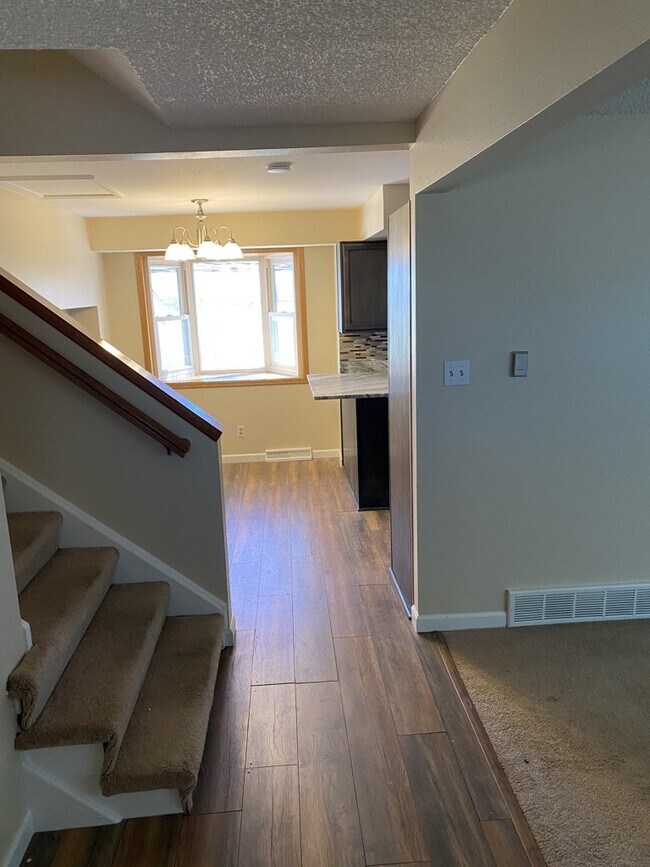 Building Photo - AVAILABLE IMMEDIATELY! Five bedroom house ...