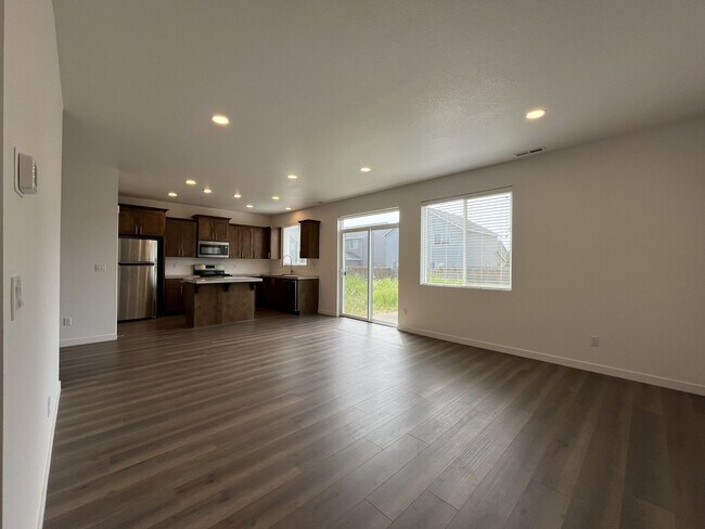 Building Photo - Stunning 3 Bedroom with Bonus Room | Solar Panels, Stainless Steel Appliances & Fenced Backyard
