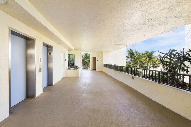 Building Photo - 221 NE Plantation Rd