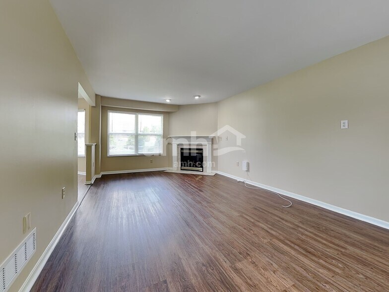 Building Photo - 6340 Deermeade Dr