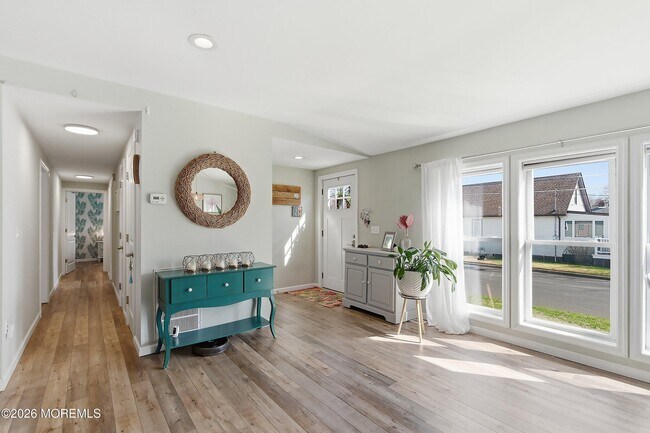 Building Photo - 616 Newport Ave