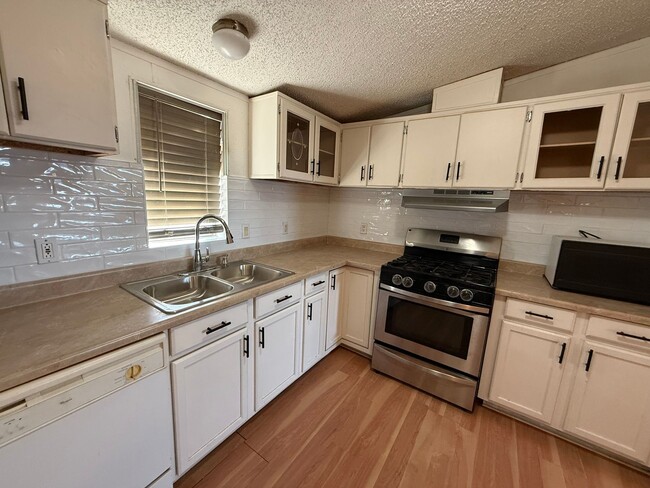 Building Photo - Counties Property on an Acre for Rent!