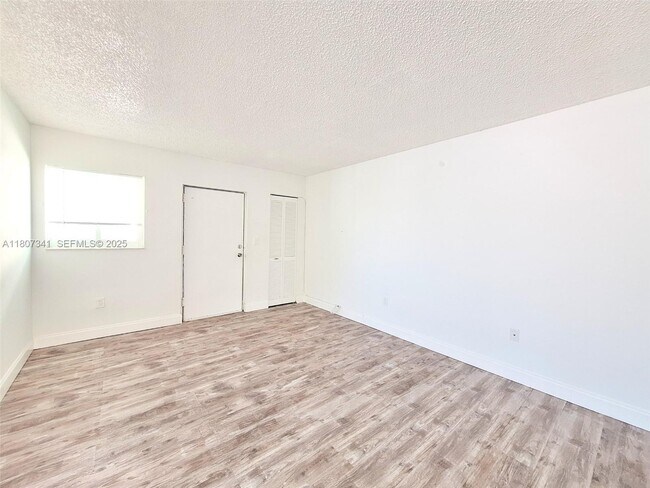 Building Photo - 2011 Bay Dr