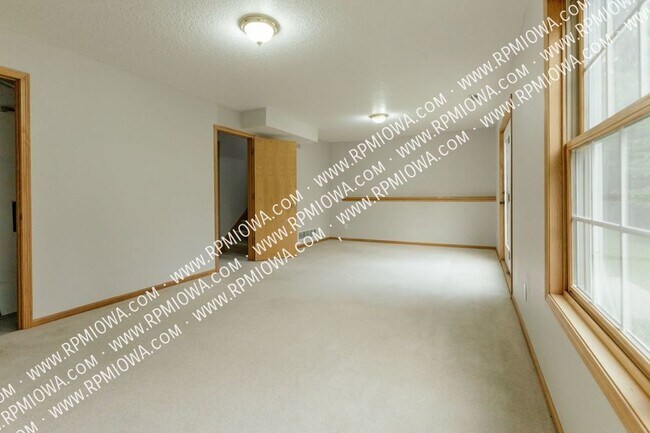 Building Photo - CLOSE TO RACCOON RIVER PARK!! 3 Bed, 2 Bat...