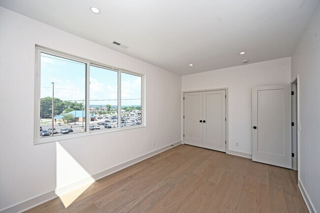 Building Photo - 3 Bed, 3.5 Bath - Modern, sleek & steps fr...