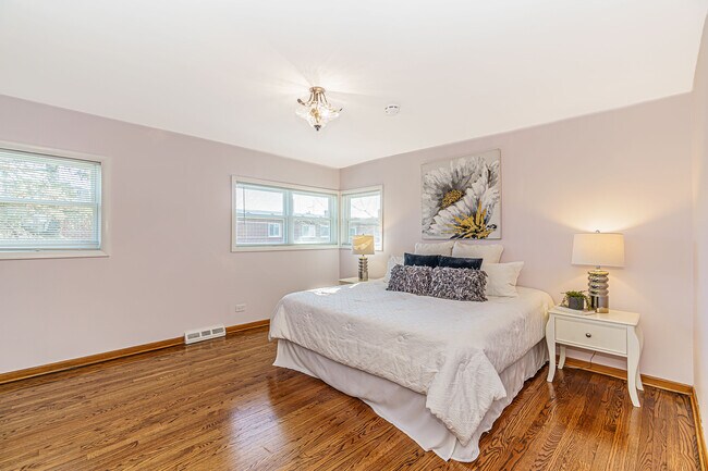 Master Bedroom - 130 E Northwest Hwy