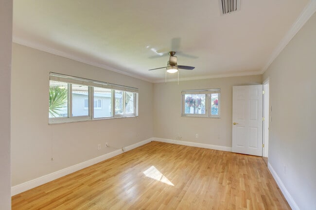 Building Photo - 1010 SW 1st St