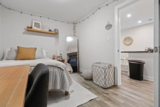 Building Photo - 1707 W State St