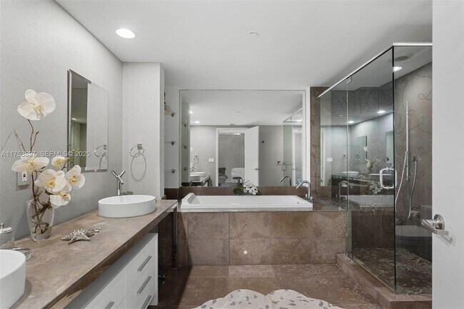 Building Photo - 495 Brickell Ave