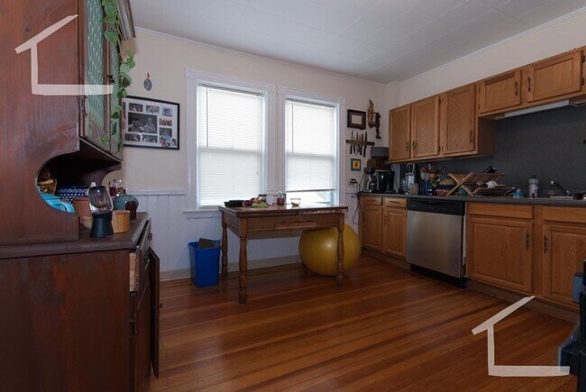 Building Photo - 2BR 1Bth unit. Great location! Porch!