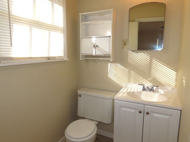 Building Photo - Lovely Updated 3 Bedroom, 2 Bath House in ...