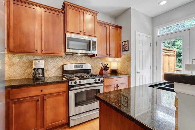 Building Photo - 3 bdrm, 3.5 bath Townhome on the Beltline in Grant Park!