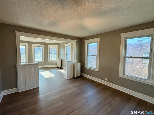 Building Photo - 696 Main St