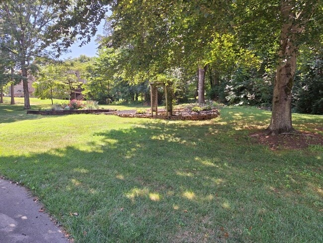 Building Photo - 4bd/3 bath located in desirable neighbor i...