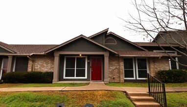 Building Photo - 1015 E Yager Ln