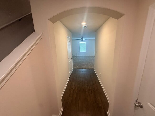 Building Photo - Beautiful townhome minutes from uptown