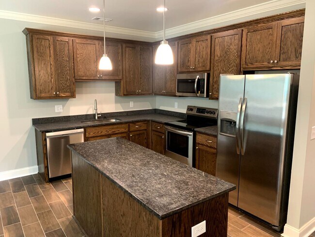 Building Photo - Convenient 3BR/2BA Townhome with Garage & Lawn Care Included