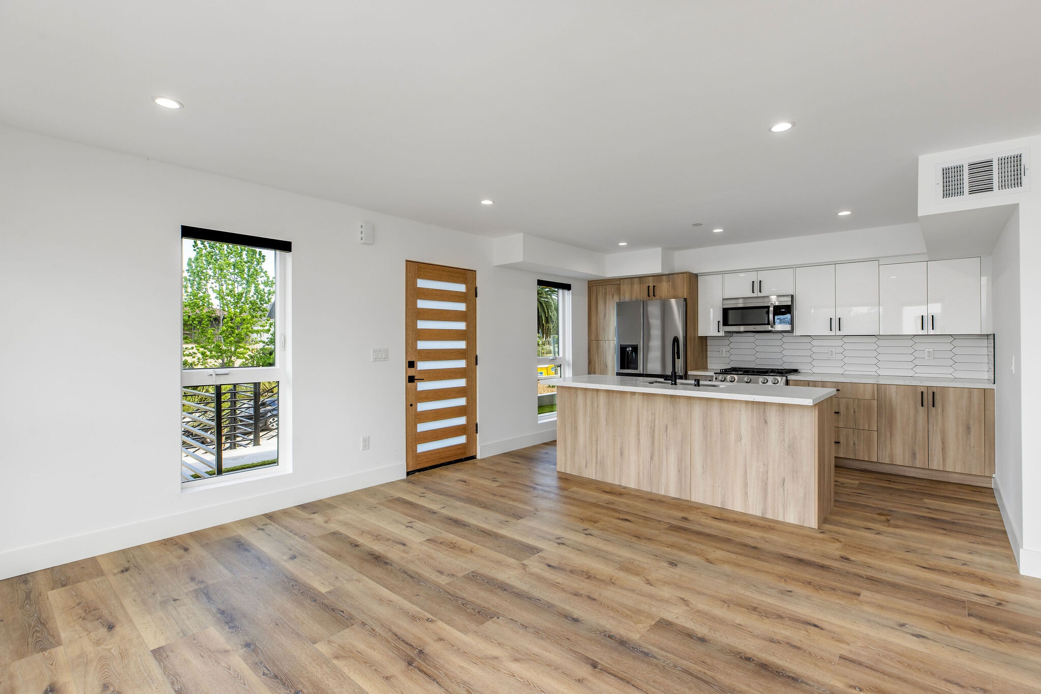 Building Photo - 571 N Mariposa Ave